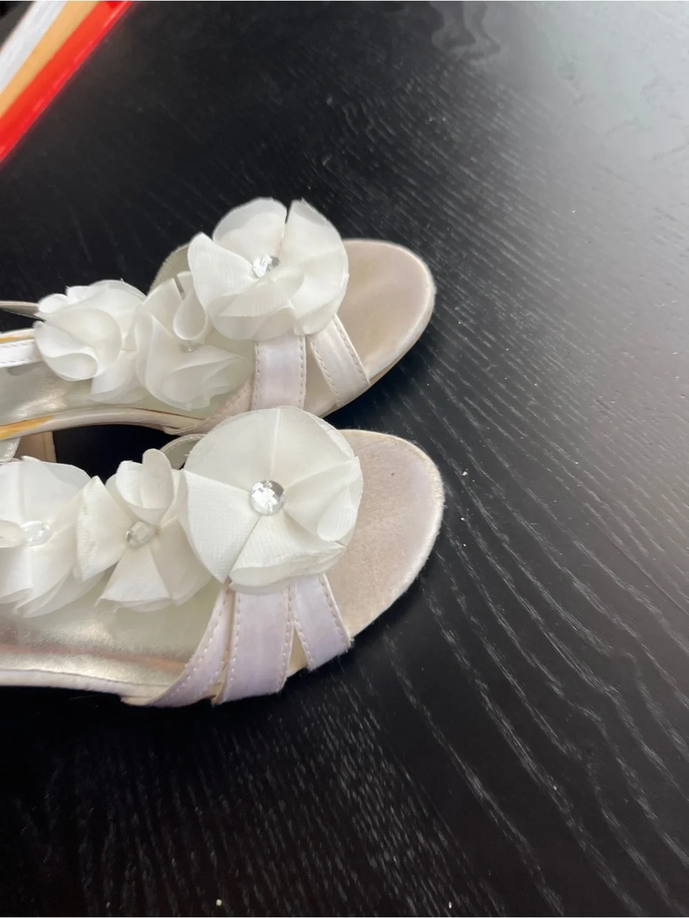 Cherokee White Faux Silk Flower Rhinestone Block Heel Sandals Dress Shoes Size 4
